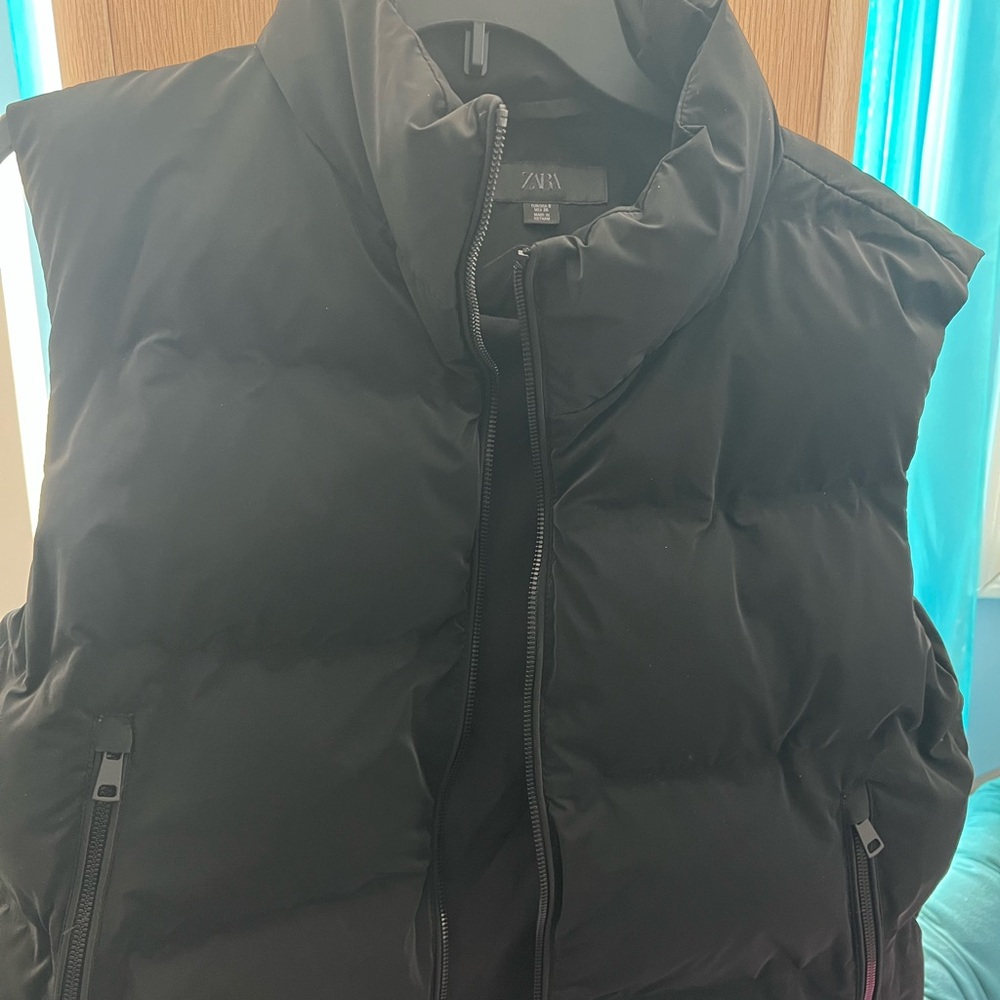 Zara Women’s black puffer vest